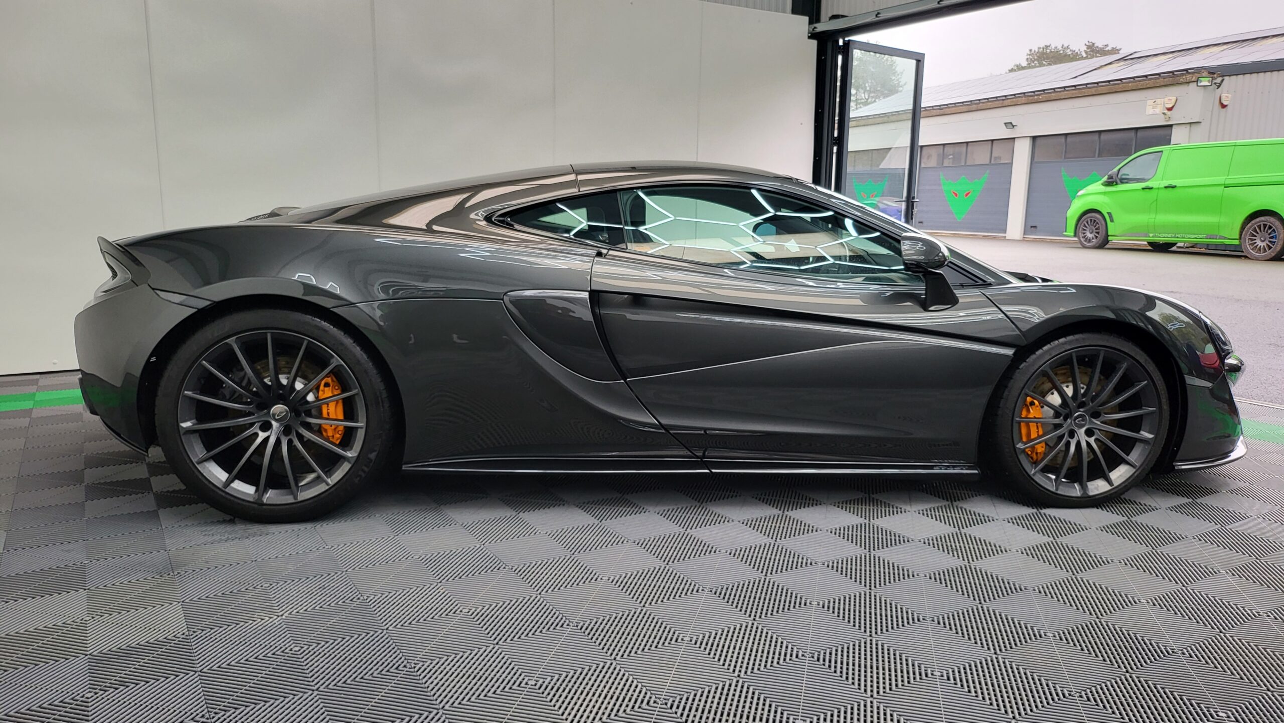 McLaren 570GT